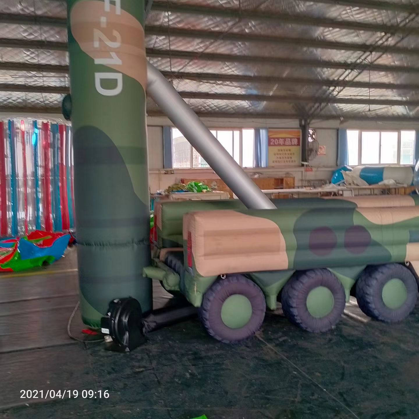吴江军事演习中的充气目标车辆：模拟发射车雷达车坦克飞机